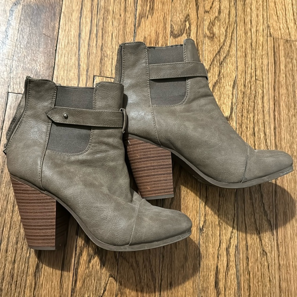Size 9 Women’s Heeled Bootie